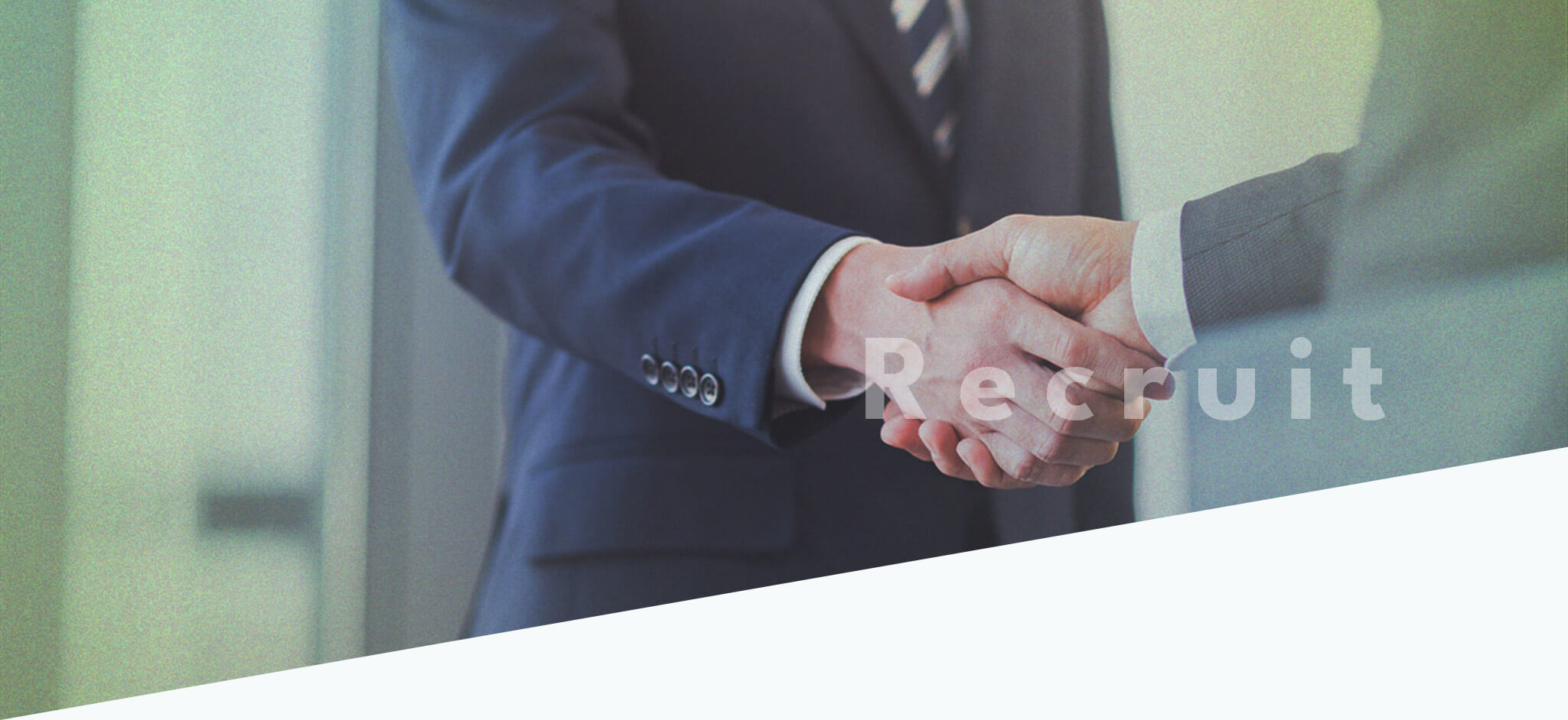 笑顔で握手している