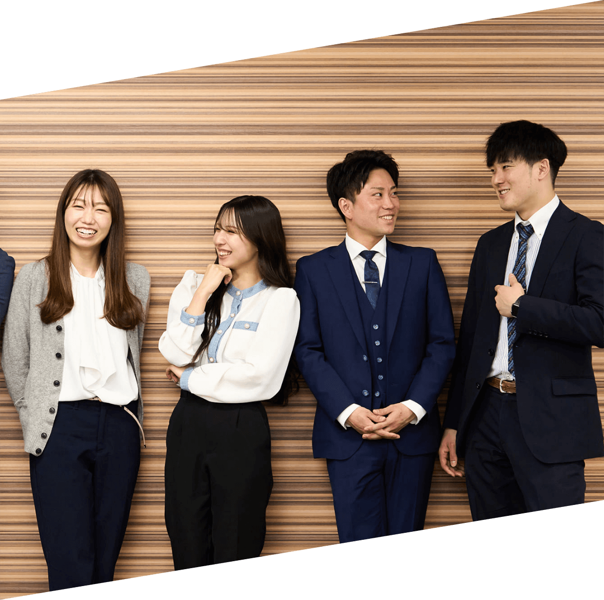 笑顔で会話するハタスのスタッフ